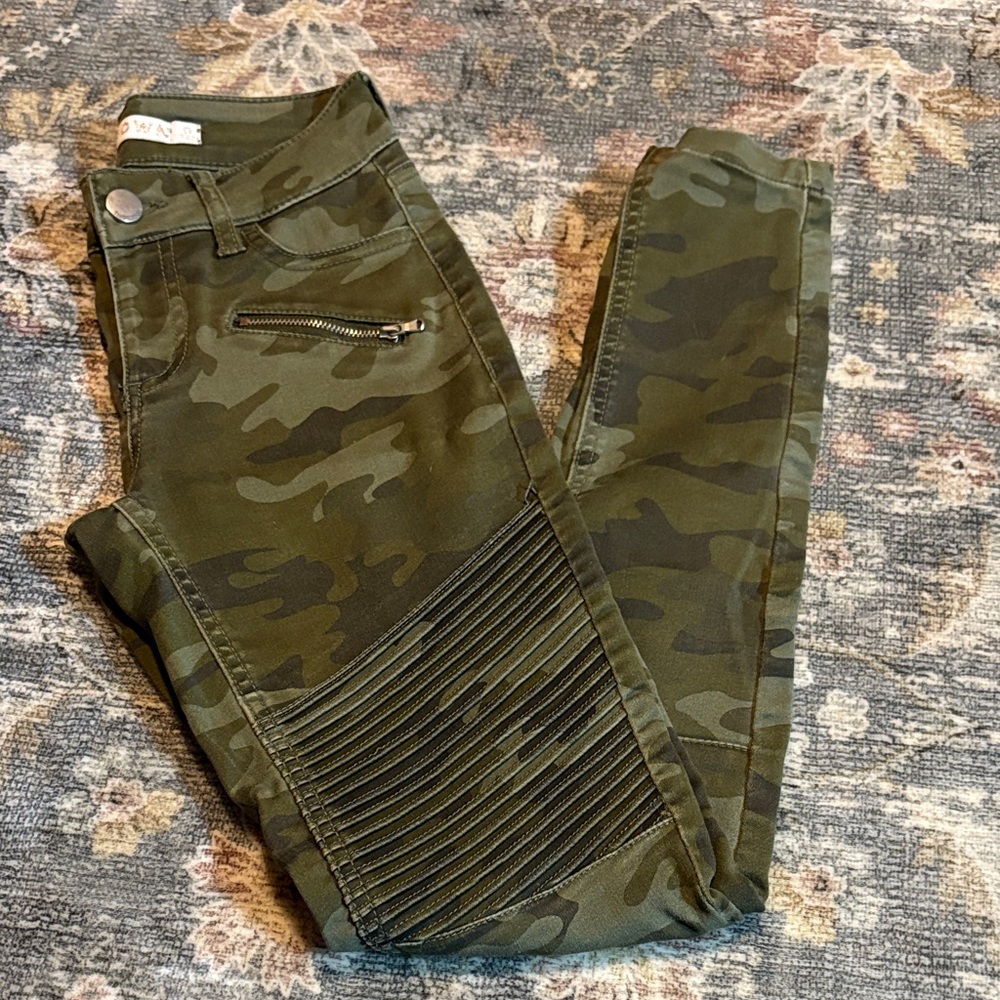 Tinseltown Camouflage Green Pants